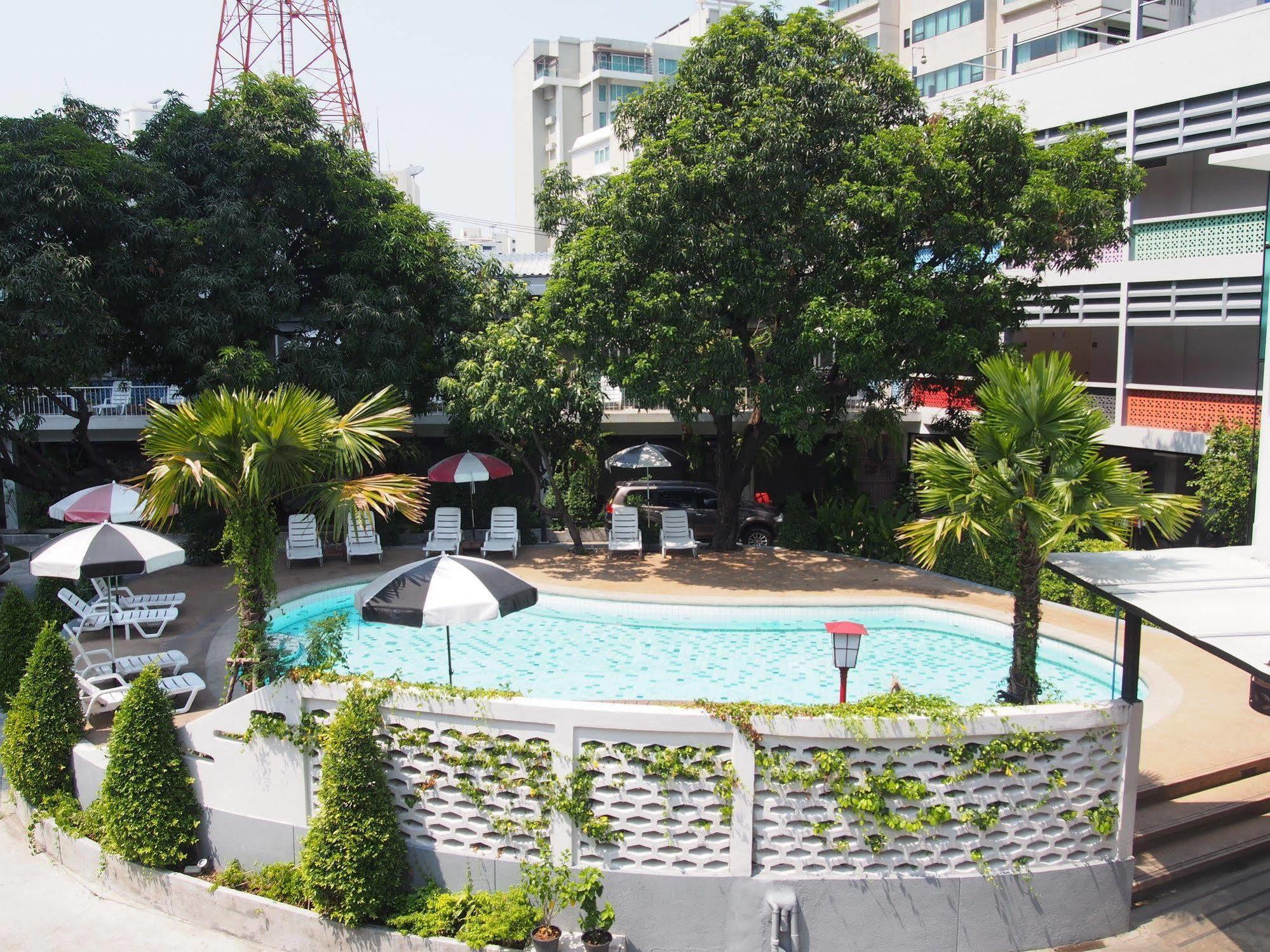 Retroasis Hotell Bangkok Exteriör bild