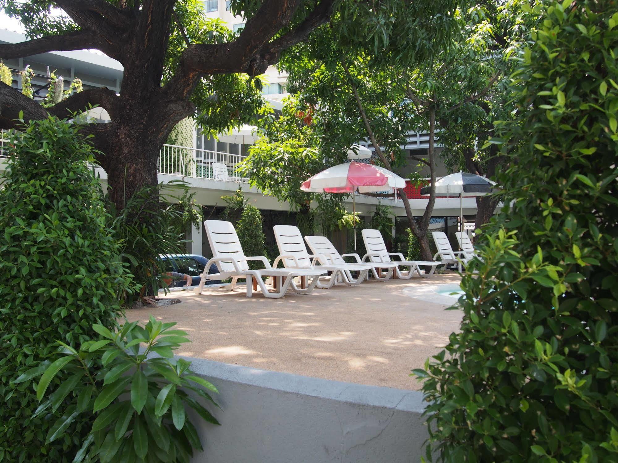 Retroasis Hotell Bangkok Exteriör bild